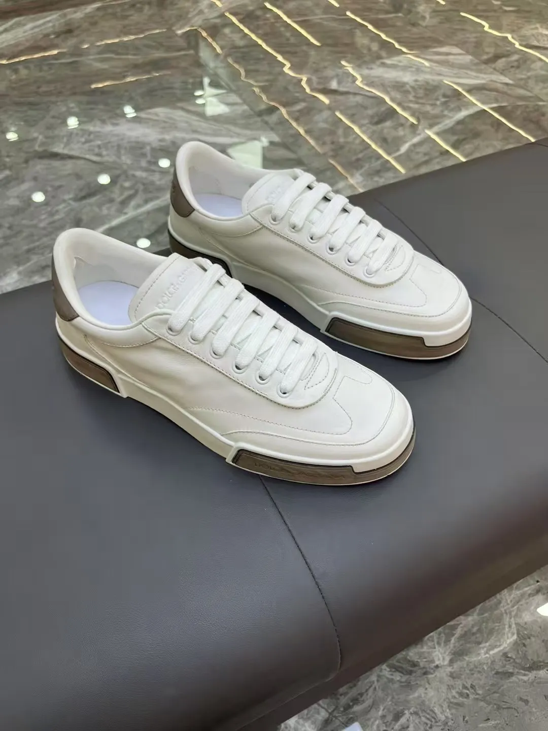 Men's shoes 💰460 [New style] 🐝🐝⚠️[DG] ⚠️High grade, top craftsmanship ⚠️Men's casual style, regular size 39 to 44 (45 can be customized ⚠️D &G Fashionable and casual style, unique design style! Fully original single-layer calfskin hollow design, inner calfskin latex back foot! Exclusive for summer! Original TPU outsole! Look at the details of the quality, and it can stand up to all kinds of tests!
